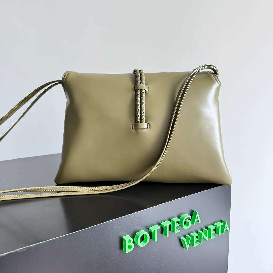 Batch 1680 Inspired by the 1970s, the Bottega Veneta women's logo shoulder bag has a smooth leather surface that brings a clean and handsome feel, just like the neatness and tenacity of a working woman. The front buckle is made of high-quality hardware pendant, the overall retro elegance, and the excellent leather feels soft. This Bottega Veneta series can be described as beautiful, weakening the complexity of the outfit, not competing for it, and only using the best quality to interpret itself. Style number: 806034 (large size) Size: 30*20*8cm